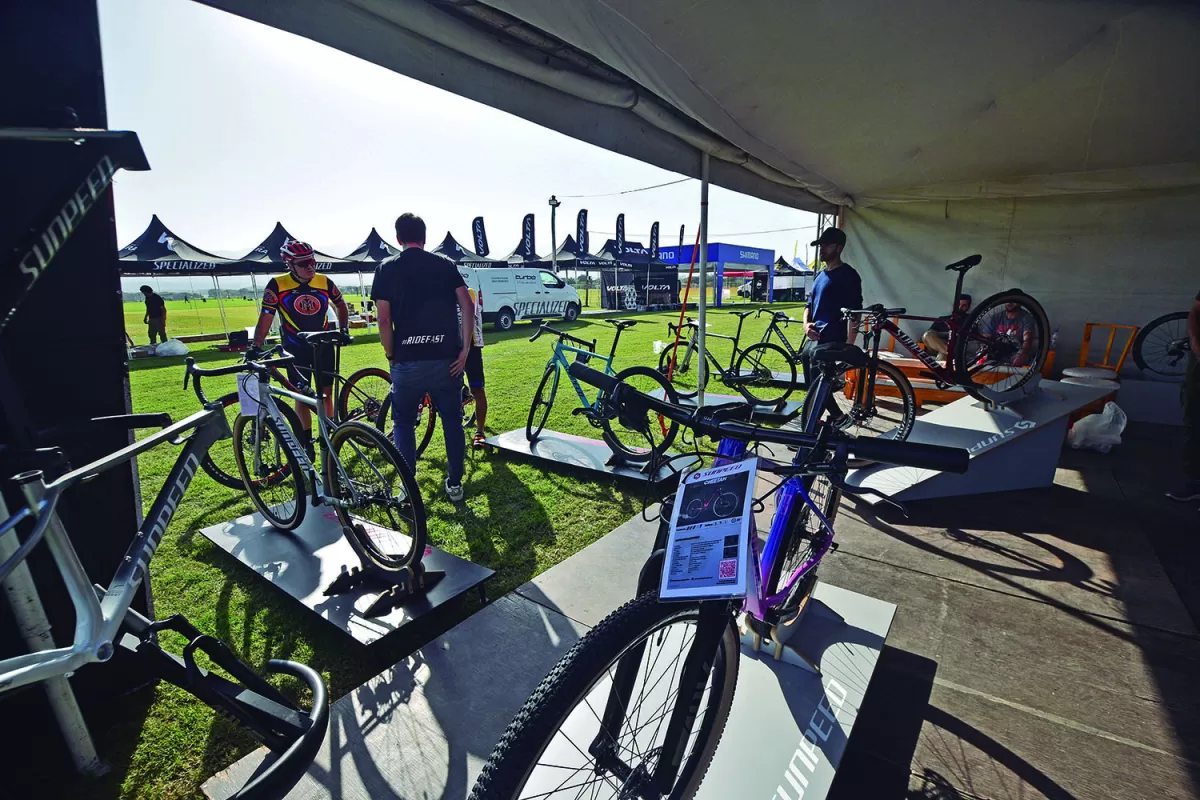 CON VARIEDAD. En uno de los stands se ofrecen distintas opciones de bicis.