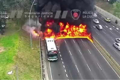 Video: el impactante incendio de un colectivo en plena autopista en Buenos Aires