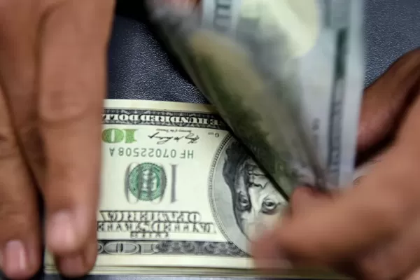 El dólar blue volvió a bajar y cerró la semana a $710