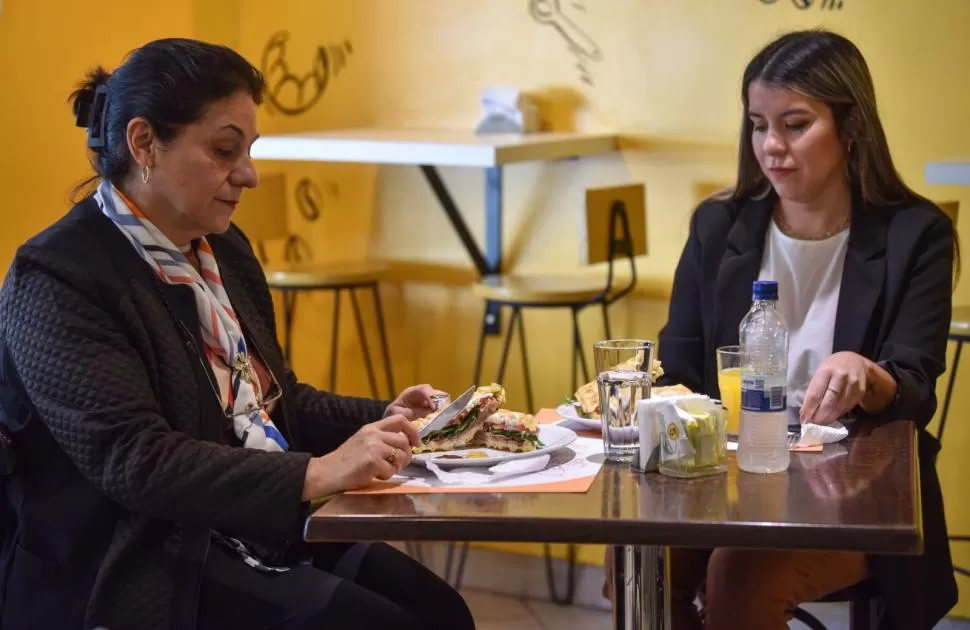 RECUERDO. Mariela y Soledad cada vez que van a Tribunales ordenan el plato favorito de “Drex” en un bar cercano para sentirse cerca de él. LA GACETA / FOTO DE INÉS QUINTEROS ORIO