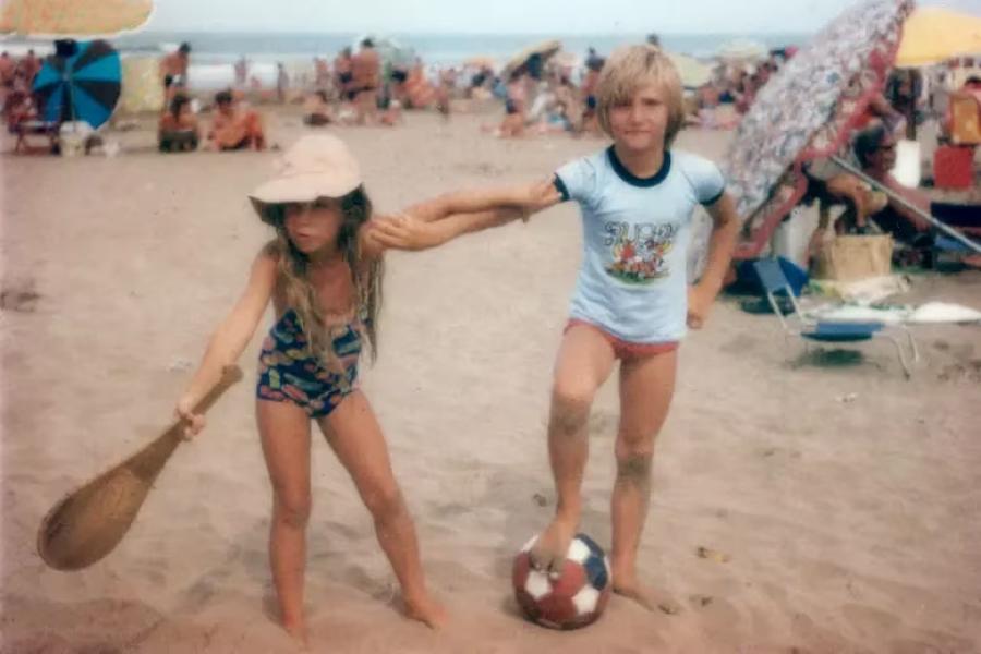 Karina y Javier Milei durante su infancia