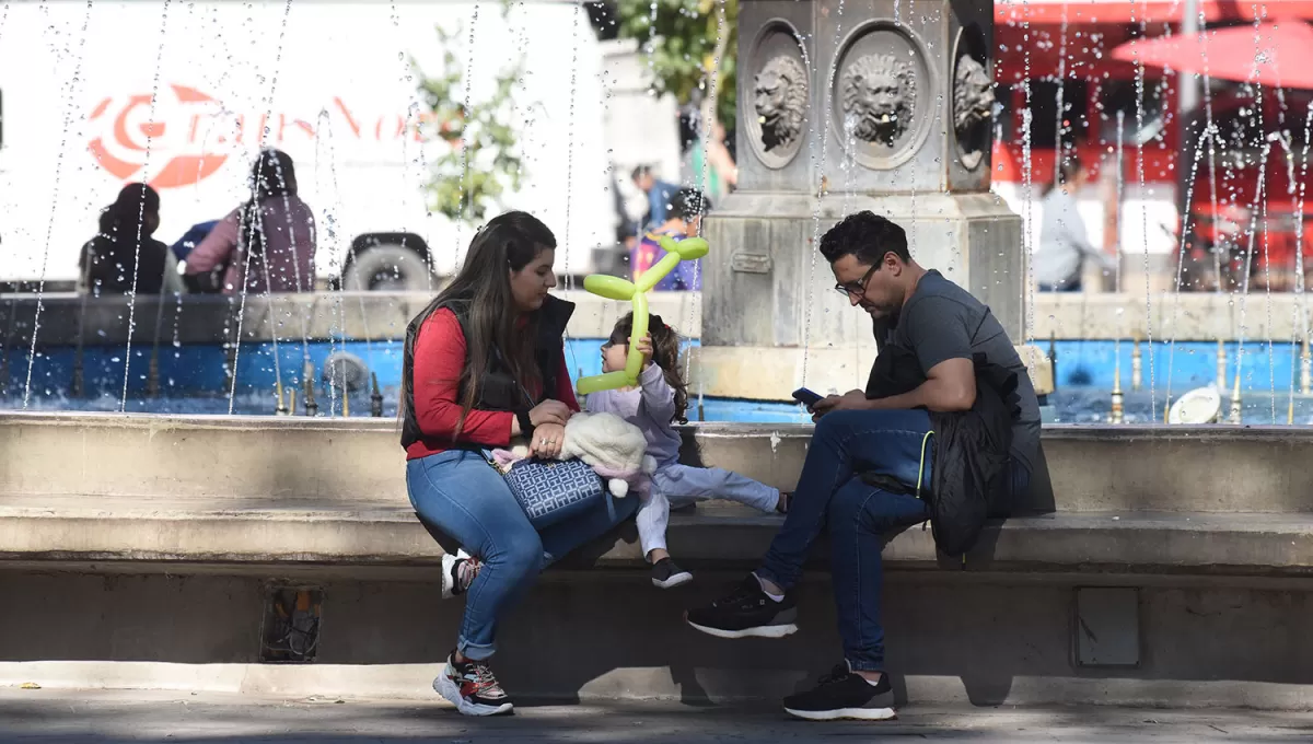 ABRIGOS. Las tucumanas y los tucumanos deberán regresar a la ropa invernal para capear las próximas mañanas.