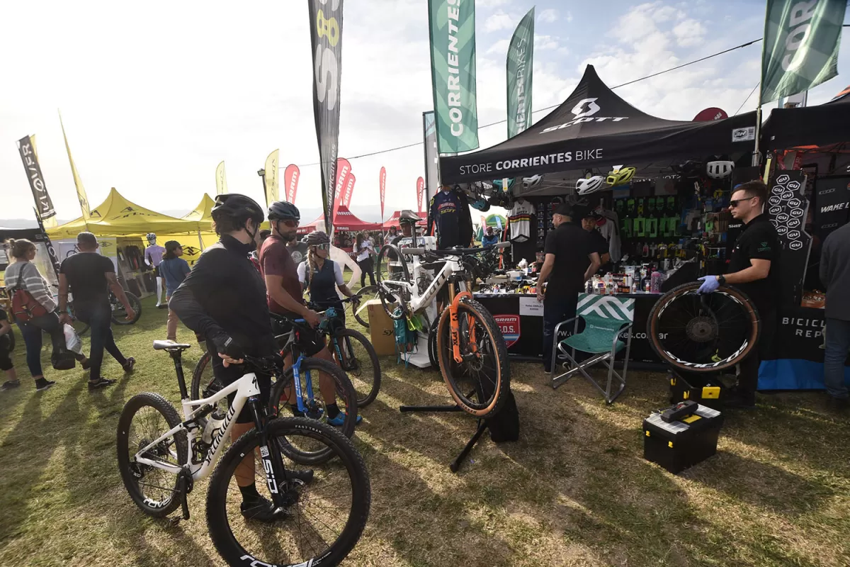 INTENSA ACTIVIDAD. Los participantes en el Trasmontaña retiraron los kits. De paso recorrieron los numerosos stands.