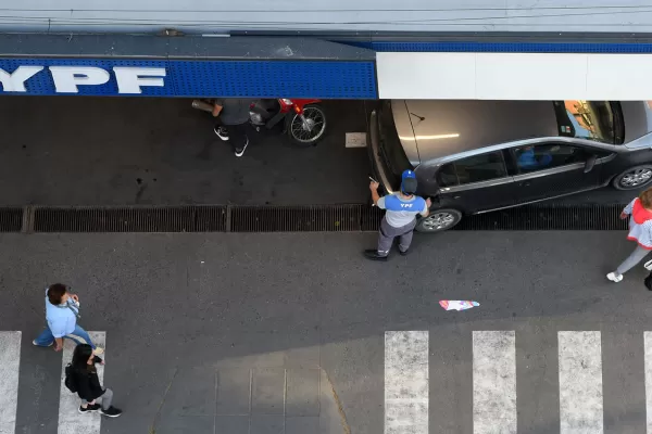 YPF subió un 12,5% el precio de sus combustibles y los congelará hasta octubre