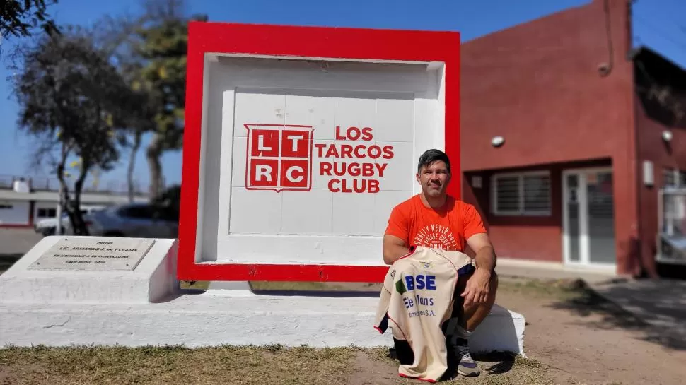 ENTRE DOS AMORES. Gonzalo Maza en Los Tarcos y con la camiseta de Old Lions que le obsequió Franco Daneri.   