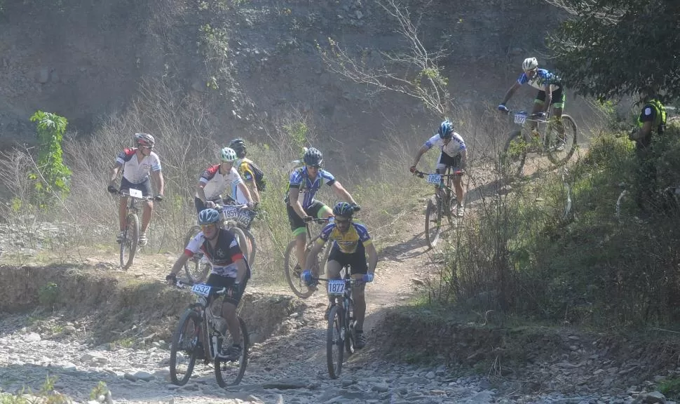 EN ACCIÓN. El short track requiere extrema pericia a la máxima velocidad. 