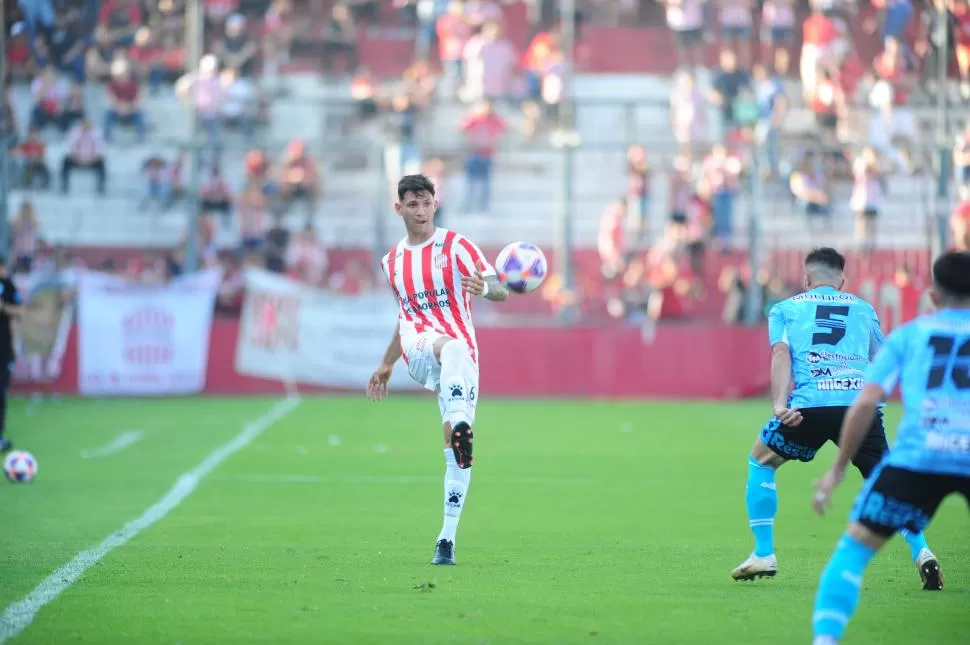 ANTES DE LA ROJA DIRECTA. Meritello ensaya un pase, durante el partido con Defensores Unidos. Luego le aplicó una insólita patada a Bellido y lo expulsaron. 