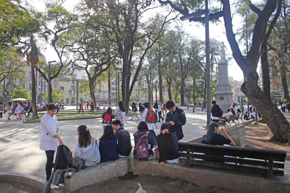 PLAZA INDEPENDENCIA. Alumnos de las escuelas Normal y Sarmiento fueron evacuados durante la mañana debido a una amenaza de bomba en ambas instituciones. Según los docentes, la plaza albergó más de mil chicos. 