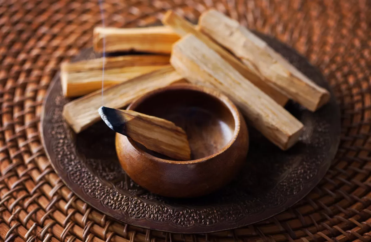 Qué días prender el palo santo para atraer dinero y abundancia según el Feng Shui