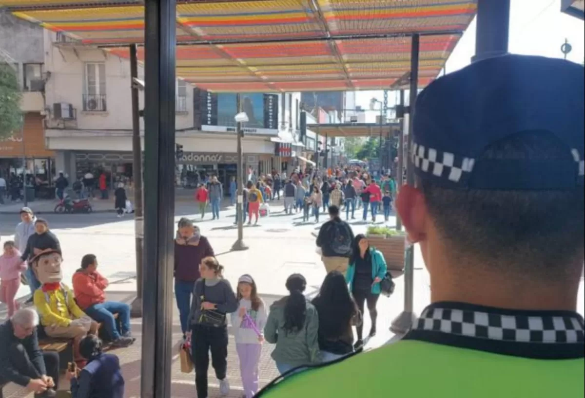 Hay más personal de seguridad en el centro.