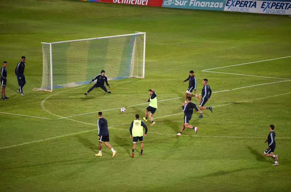 SE VIENE EL DEBUT. Ruiz Rodríguez prueba los reflejos de Ojeda en una de las prácticas en el Monumental. Atlético debutará mañana 16.15 ante Rosario Central.  