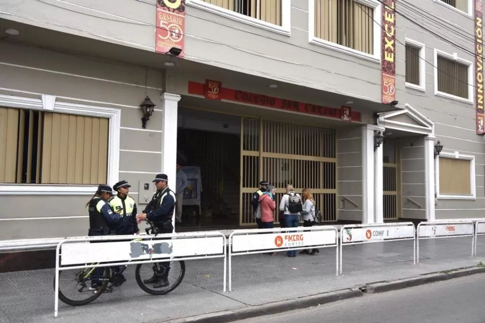 EN ALERTA. Polícías cumplen con tareas de prevención en un colegio de Rivadavia al 400, donde se registró una nueva amenaza de bomba. LA GACETA / FOTO DE INÉS QUINTEROS ORIO