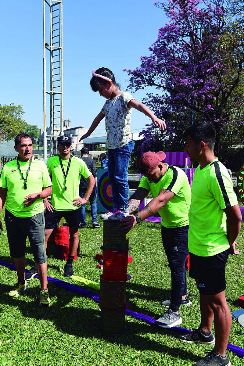  EQUILIBRIO. La torre de latas fue un gran desafío.