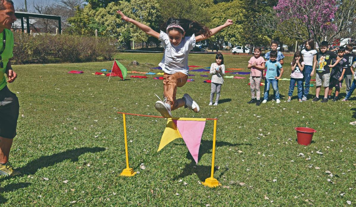 SALTO DE VALLAS. Los circuitos con obstáculos llamaron la atención de las niñas y los niños.