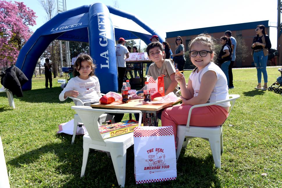 ALMUERZO ESPECIAL. Los niños comieron hamburguesas, mientras disfrutaban del festejo de LA GACETA.