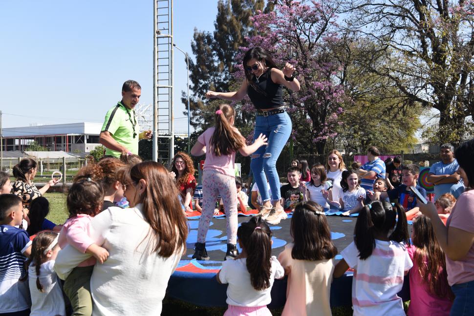 ¡A SALTAR! Adultos y niños disfrutaron con las camas elásticas que se instalaron para el festejo.