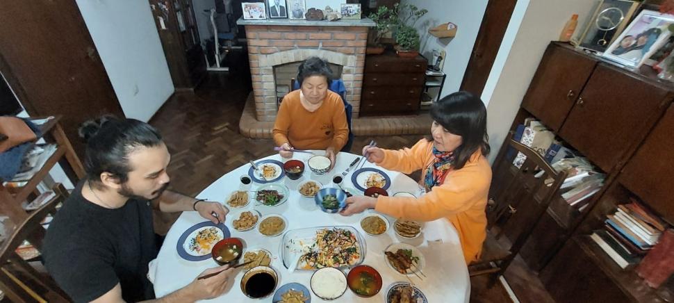 La familia Saito: Kioshi, nieto de Natsue, a la izquierda, ella en el centro y a la derecha de la imagen su hija Keiko