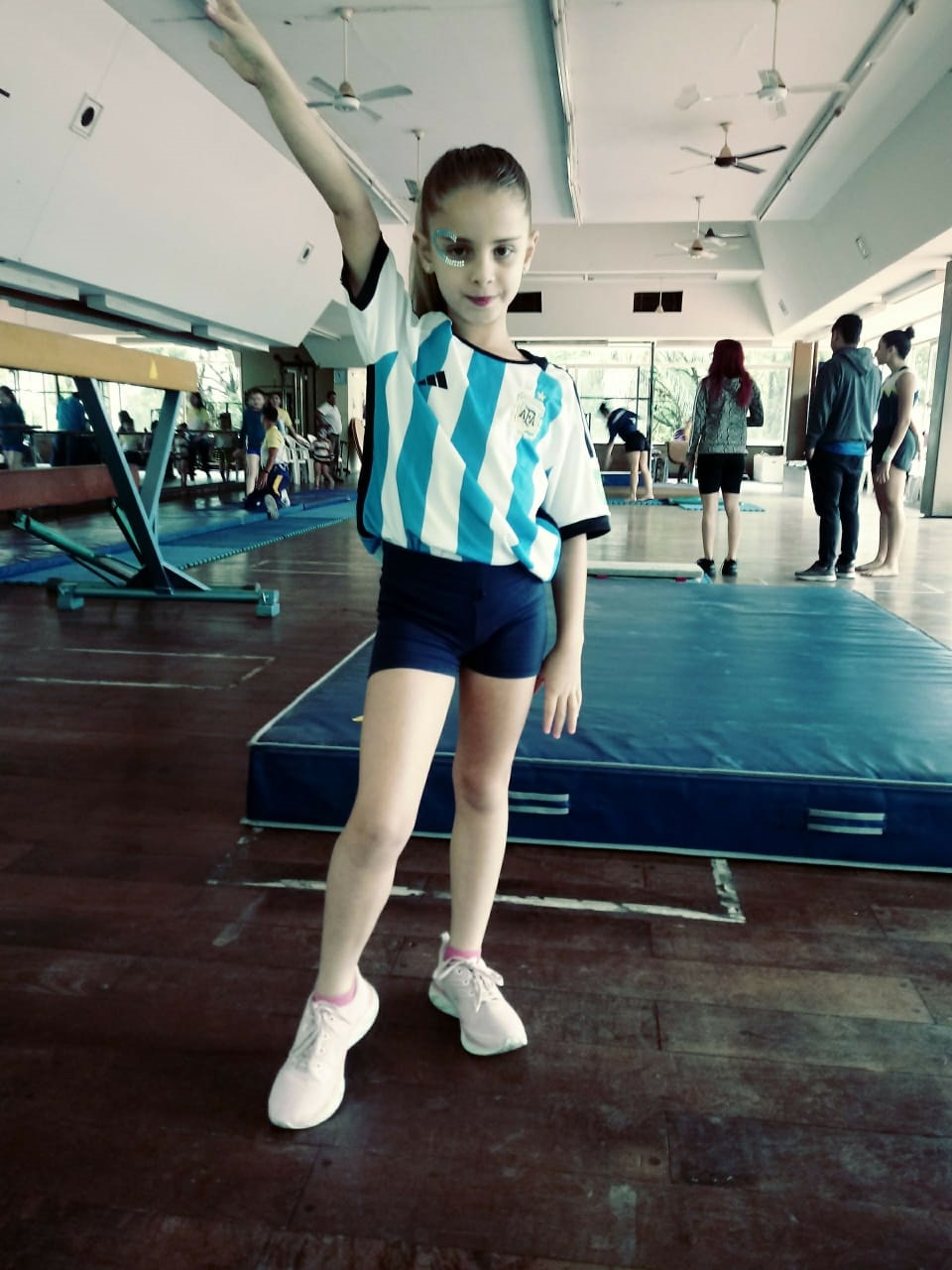 MOVIMIENTO. Delfina quiere ser cantante o maestra de gimnasia.