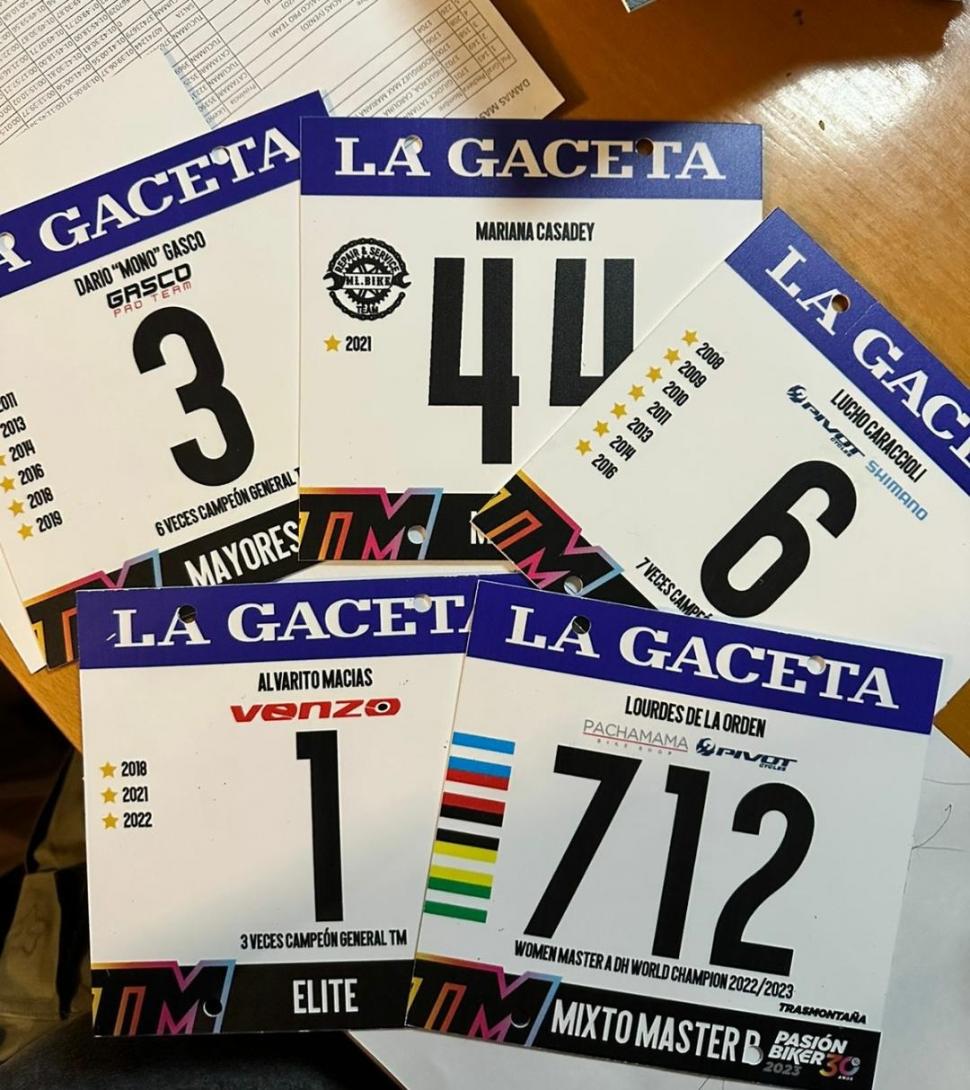 PERSONALIZADAS. Varias placas contarán con los nombres de los bikers.