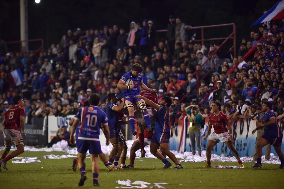 EN EL AIRE. Máximo Ruiz Melo captura el óvalo tras un buen line santiagueño.  