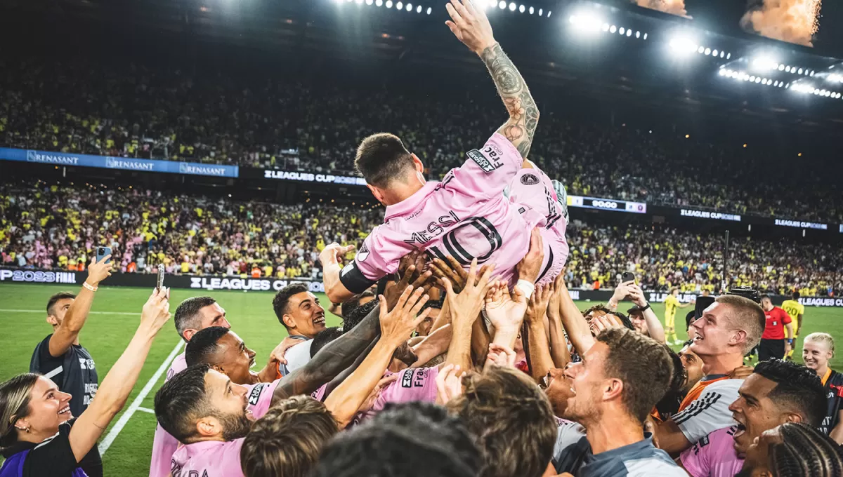 EN LO MÁS ALTO. Lionel Messi fue la primera pieza en el lanzamiento del nuevo Inter de Miami.