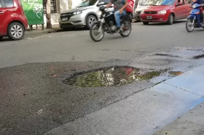 Tapar baches y asfaltar se volvió un dolor de cabeza para las municipalidades tucumanas
