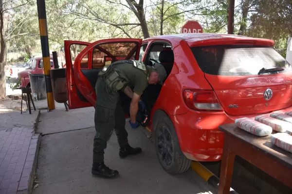 Trasladaba más de 24 kilos de cocaína en el tanque de combustible de un auto