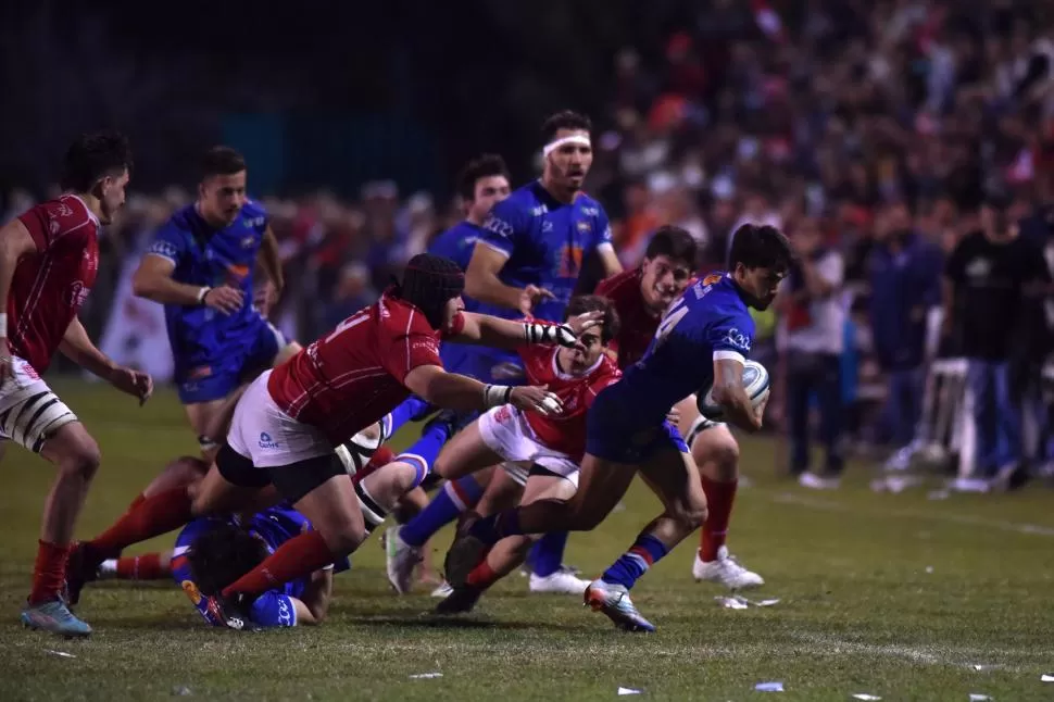 VIA DE ESCAPE. Joel Amaya y Santiago Chehuan intentan detener a Matías Barraza, autor del primer try de Old Lions.  