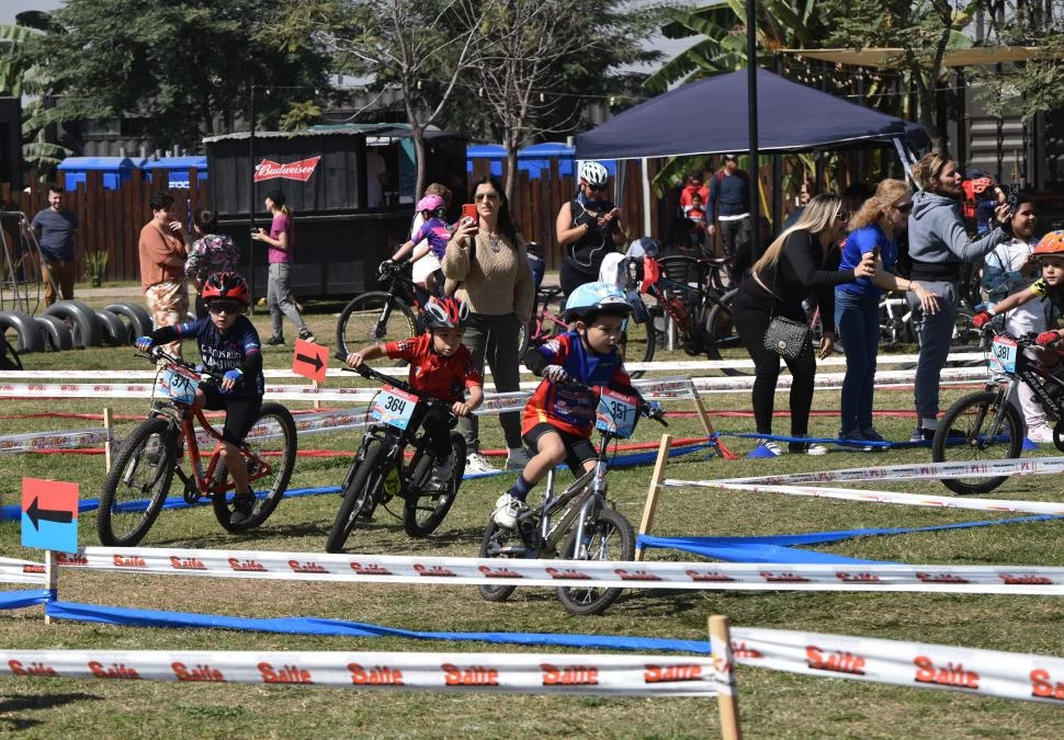 PROTAGONISTAS. Los niños fueron la gran atracción en Las Cañas. LA GACETA / FOTOs DE Osvaldo Ripoll