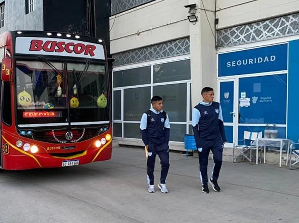 CERCANOS. Alanís (izquierda) y Castro Ponce llegaron juntos al estadio.  