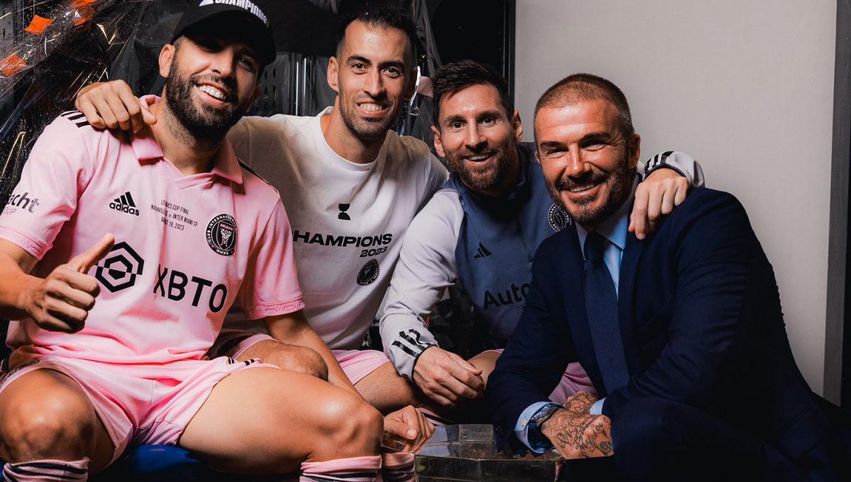 CON LA COPA. Alba, Busquets, Messi y Beckham celebran el primer título de Inter de Miami en la MLS.