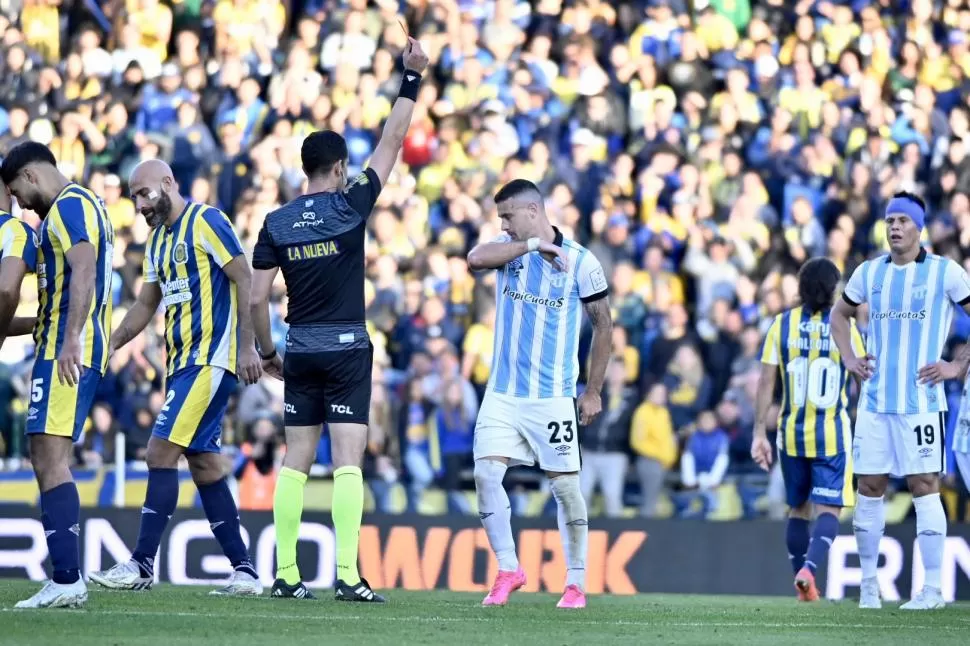 ROJA MERECIDA. Carrera fue amonestado por pelear con Malcorra. Minutos después cometió una infracción desde atrás. Fotos de Marcelo Manera - especial para La Gaceta