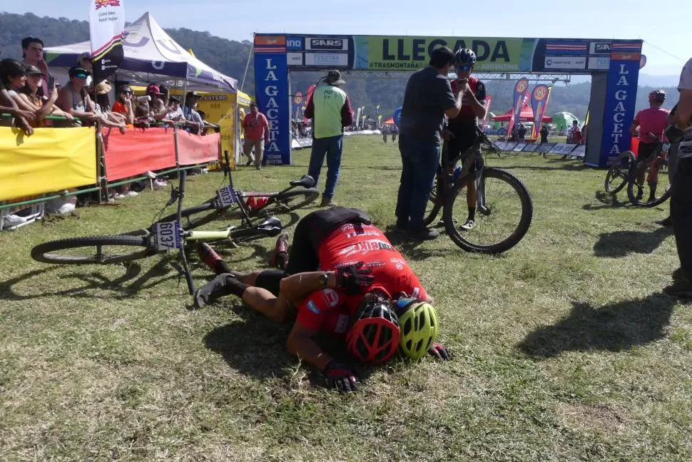 EMOCIONADOS HASTA LAS LÁGRIMAS. Muchos bikers se fundieron en abrazos tras completar el circuito de San Javier.  