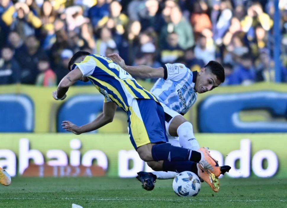 MUY PELEADO. Coronel y Giaccone disputan la pelota con fiereza. Central buscó el triunfo hasta último momento, pero no le alcanzó. Atlético defendió muy bien. Fotos de Marcelo Manera - especial para La Gaceta