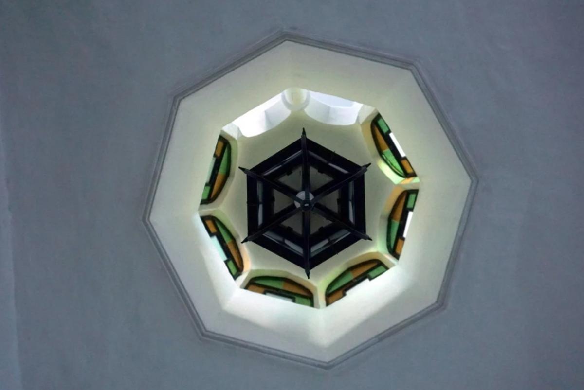 La cúpula hacia la torre en el castillo de Sandro