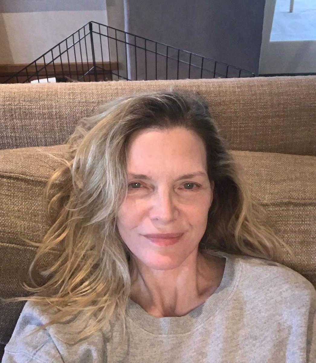 Michelle Pfeiffer con un look de casa y al natural