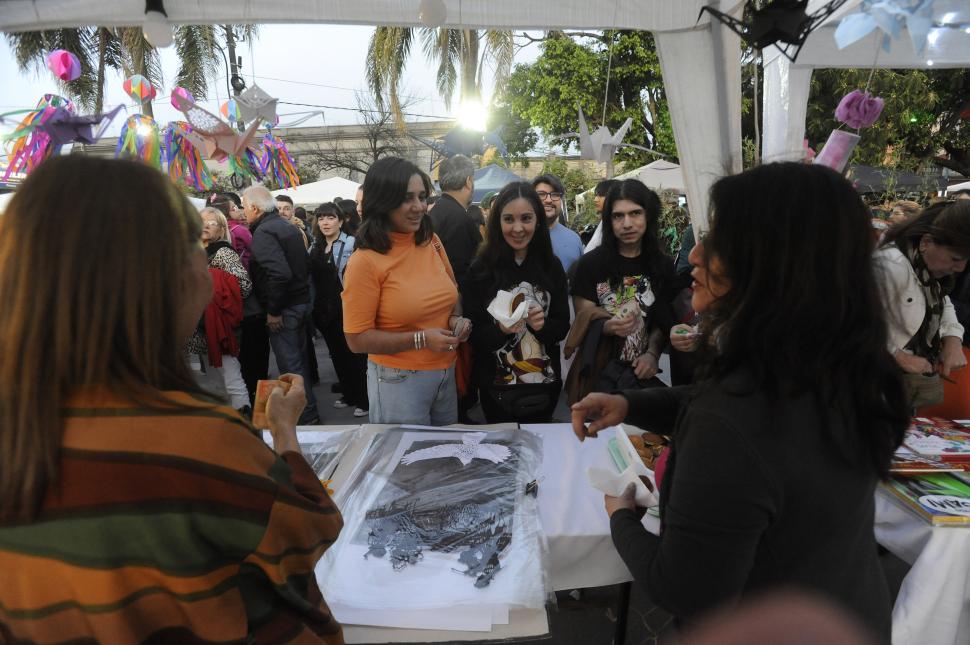 SNACKS Y REGALERÍA. En los stands se destacó la venta de vajilla, amuletos y decoraciones hechas a mano.