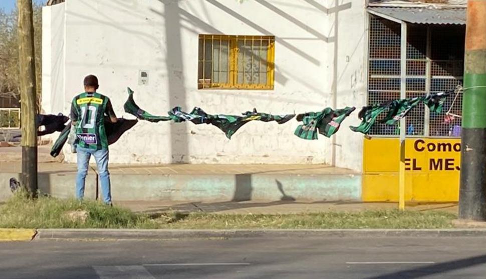 GUARDA QUE SE VUELAN. Camisetas flameando, una postal del viento cuyano. 