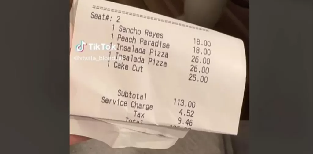 Festejó su cumpleaños en un restaurante y se indignó por un servicio extra que le cobraron.