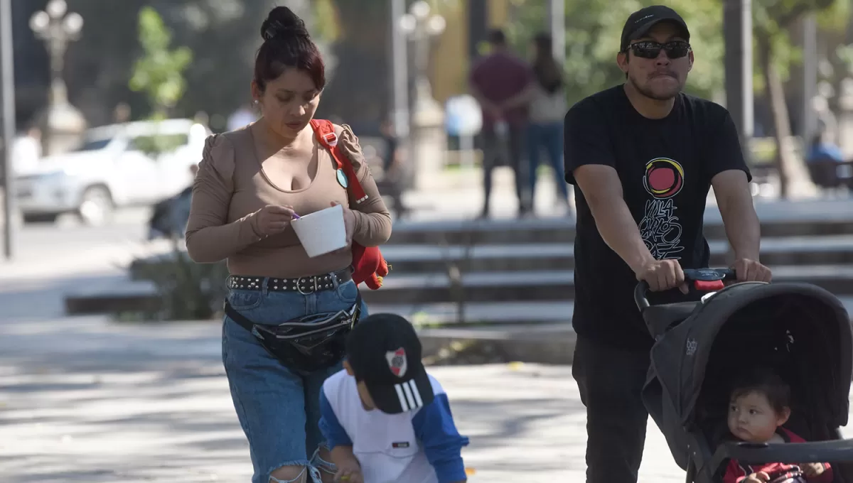 MUCHO CALOR. Los tucumanos soportarán hoy una jornada agobiante que obligará a refugiarse de las altas temperaturas.