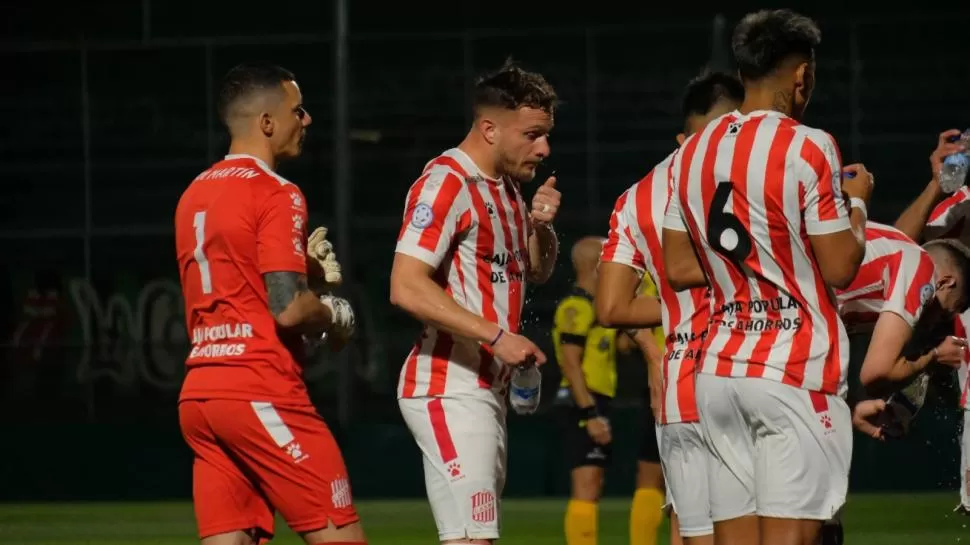 PAUSA DE HIDRATACIÓN. El viento zonda resecaba las gargantas de los futbolistas, por lo que el árbitro debió parar el partido para que tomaran agua. Foto de Marcos Urisa (Especial para La Gaceta)