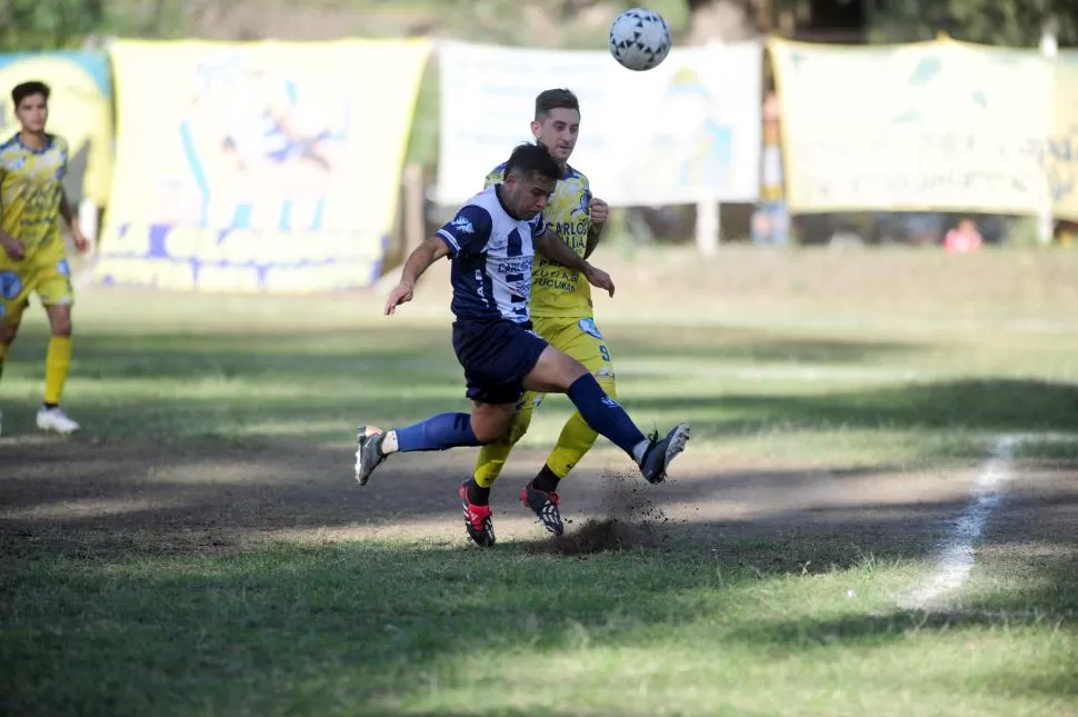 MANO A MANO. José Carrera, de Brown, disputa la posesión ante Gonzalo Masmud, de San Pablo. 