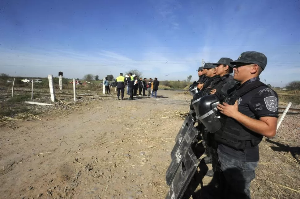 OPERATIVO. Personal de la Unidad Regional Este cortó el paso del camino de tierra que conducía hasta el cuerpo. Se trata de una ruta alternativa. 