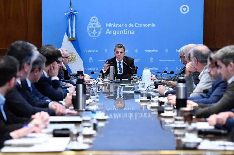 UNA SEMANA AGITADA. El ministro Massa y su equipo completo buscan equilibrar la economía tras la devaluación y el aumento de los intereses. 