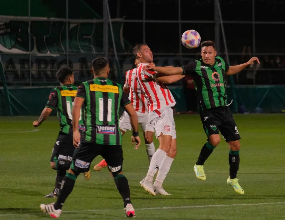 CUERPO. Arturia trata de cubrir la pelota ante la marca de Nicolás Bazzana. 