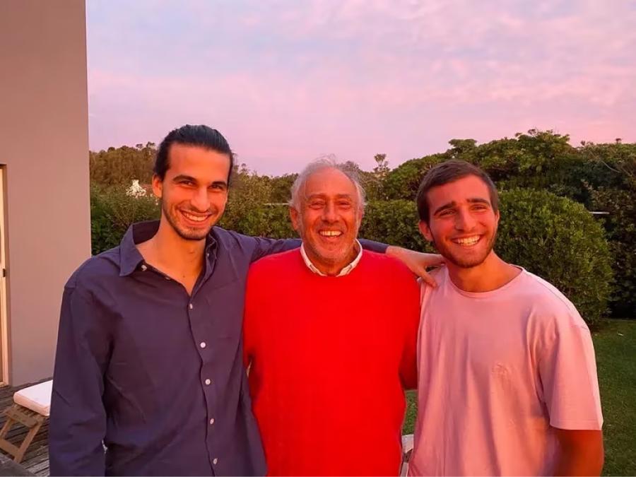 Franco y Valentín junto a su abuelo Gustavo Yankelevich.