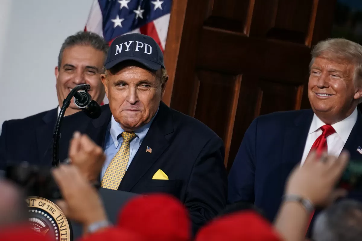 ESTADOS UNIDOS. Giuliani se entregó a las autoridades de Georgia. 