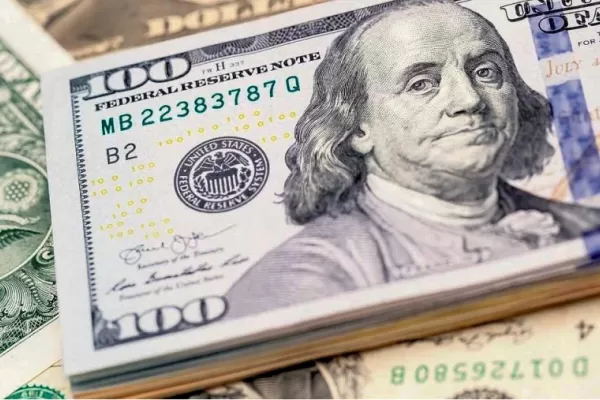 El dólar blue retrocedió y cerró a $740 este miércoles