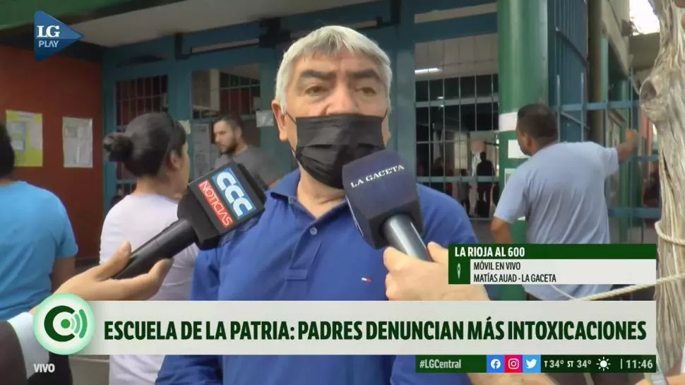 ABUELO. Luis esperaba en la entrada para retirar a dos nietas. 