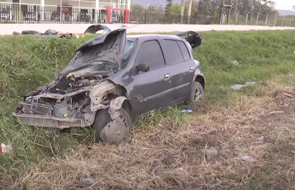 DESTRUIDO. Así quedó el Clio que Garnica le había robado al delegado comunal de Los Nogales. 